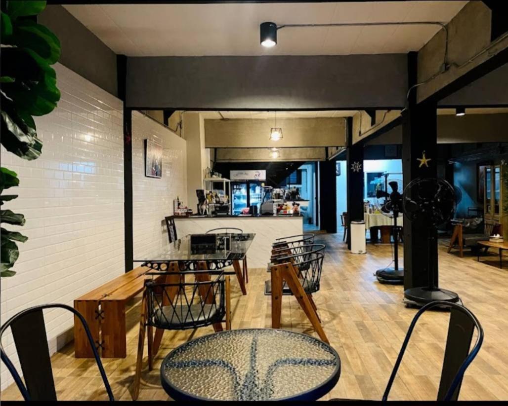 Captain Joe Cafe & Hostel HHQ Exterior photo