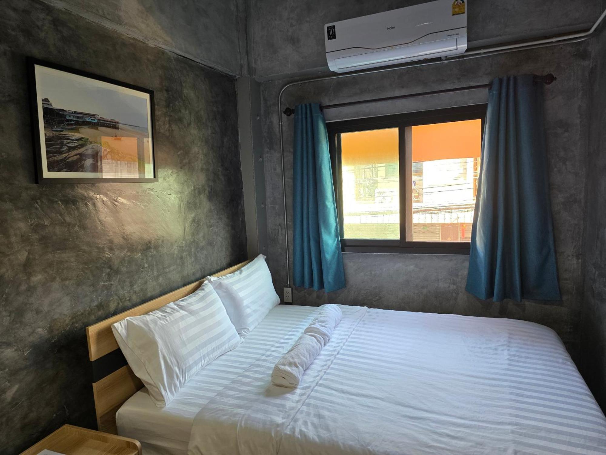Captain Joe Cafe & Hostel HHQ Exterior photo