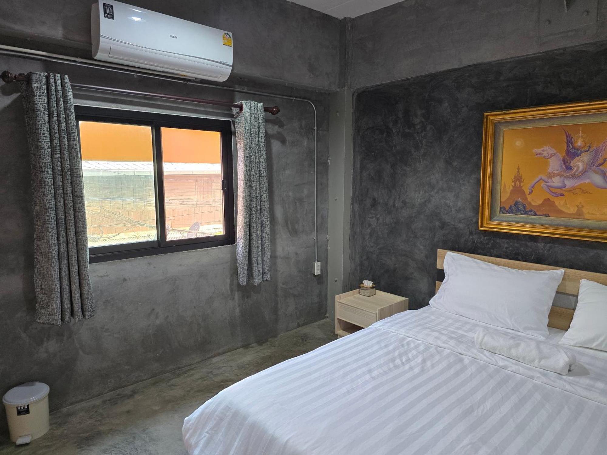 Captain Joe Cafe & Hostel HHQ Exterior photo
