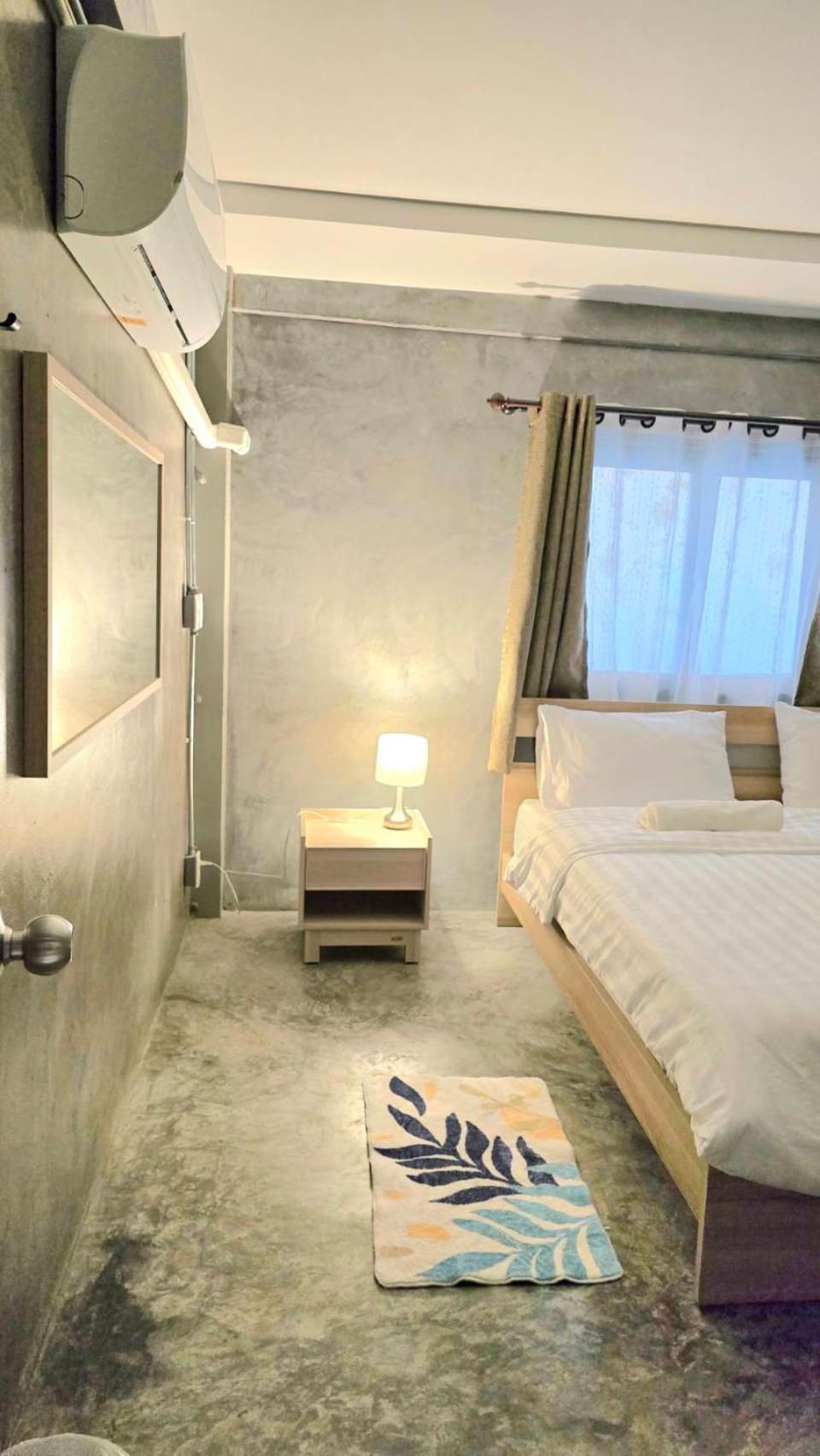 Captain Joe Cafe & Hostel HHQ Exterior photo