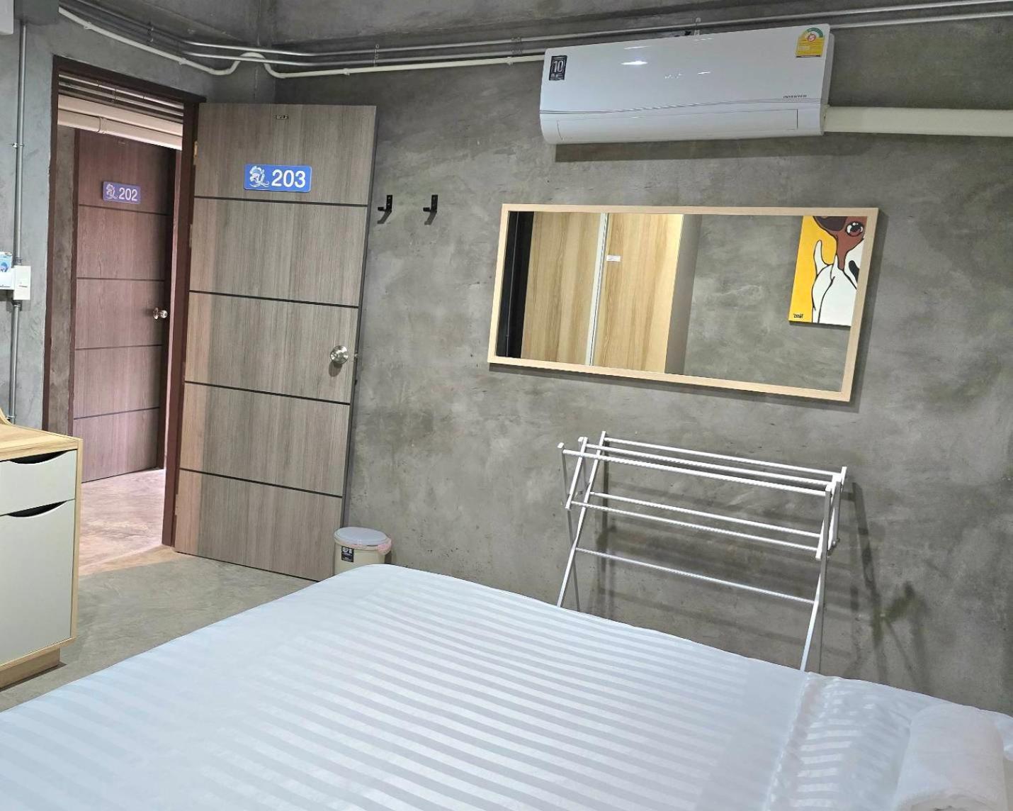 Captain Joe Cafe & Hostel HHQ Exterior photo