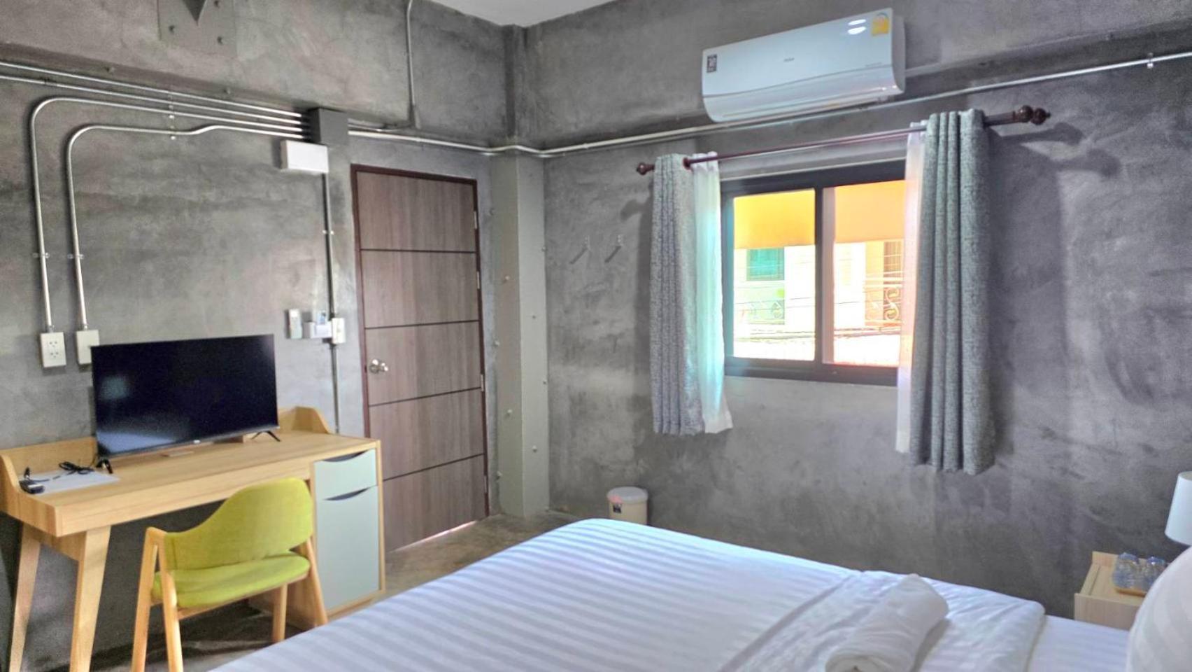 Captain Joe Cafe & Hostel HHQ Exterior photo