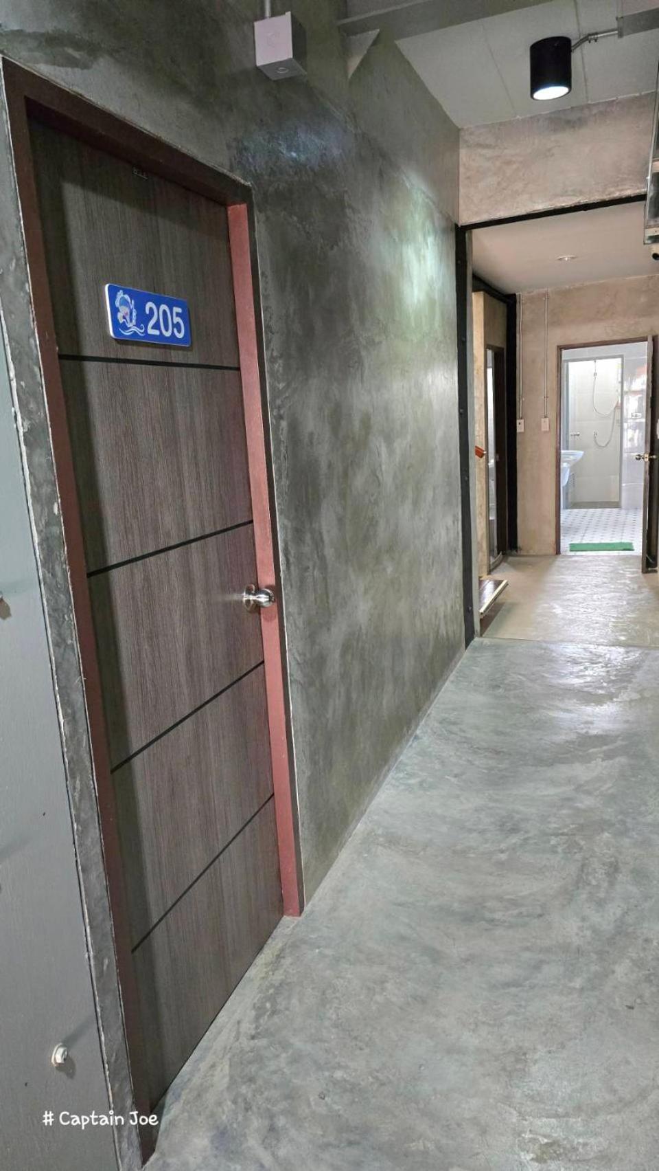 Captain Joe Cafe & Hostel HHQ Exterior photo