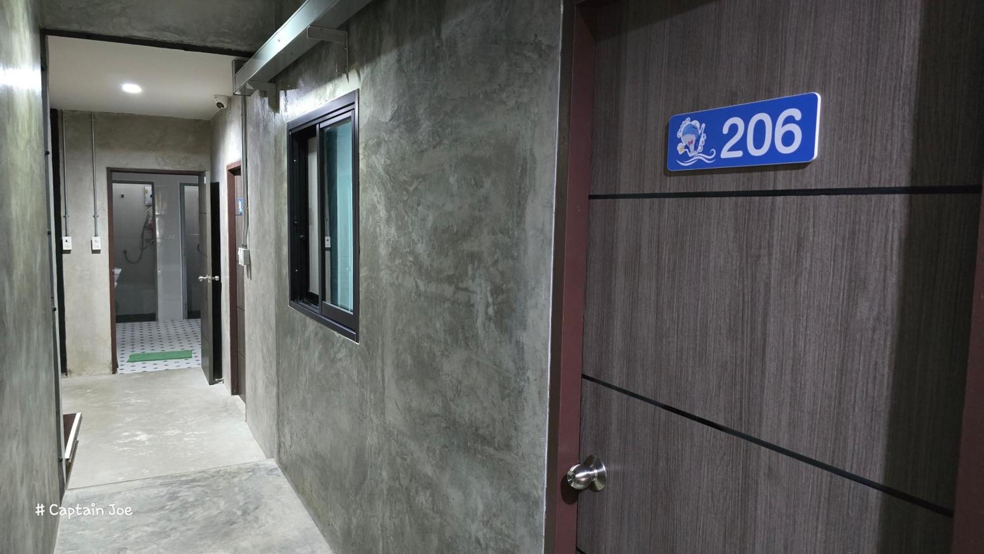 Captain Joe Cafe & Hostel HHQ Exterior photo